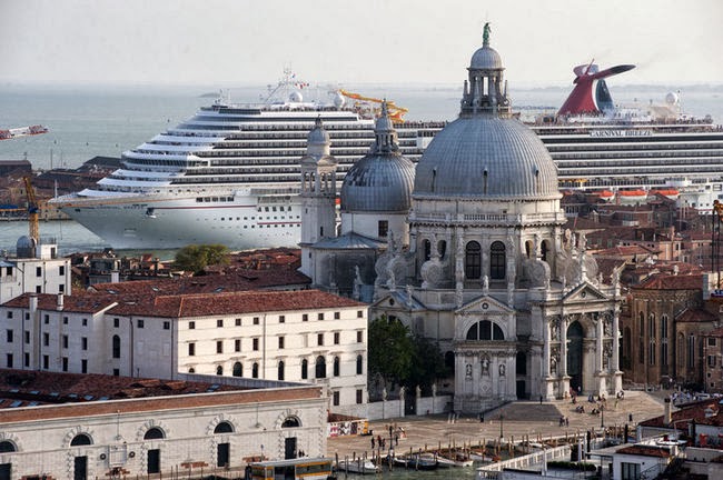 Giant cruise ships to be banned from Venice